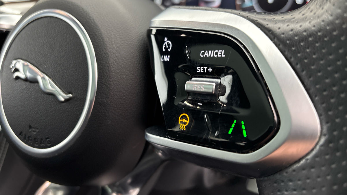 Jaguar F-PACE Image 28