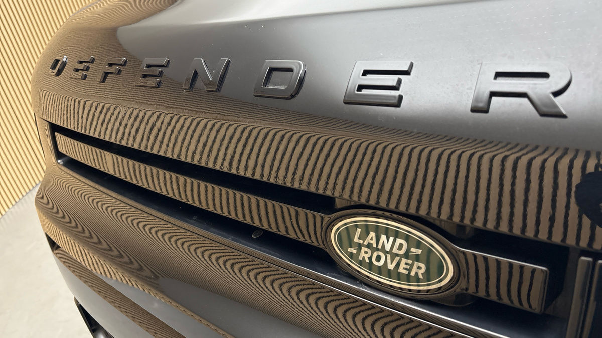 Land Rover Defender 130 Image 24