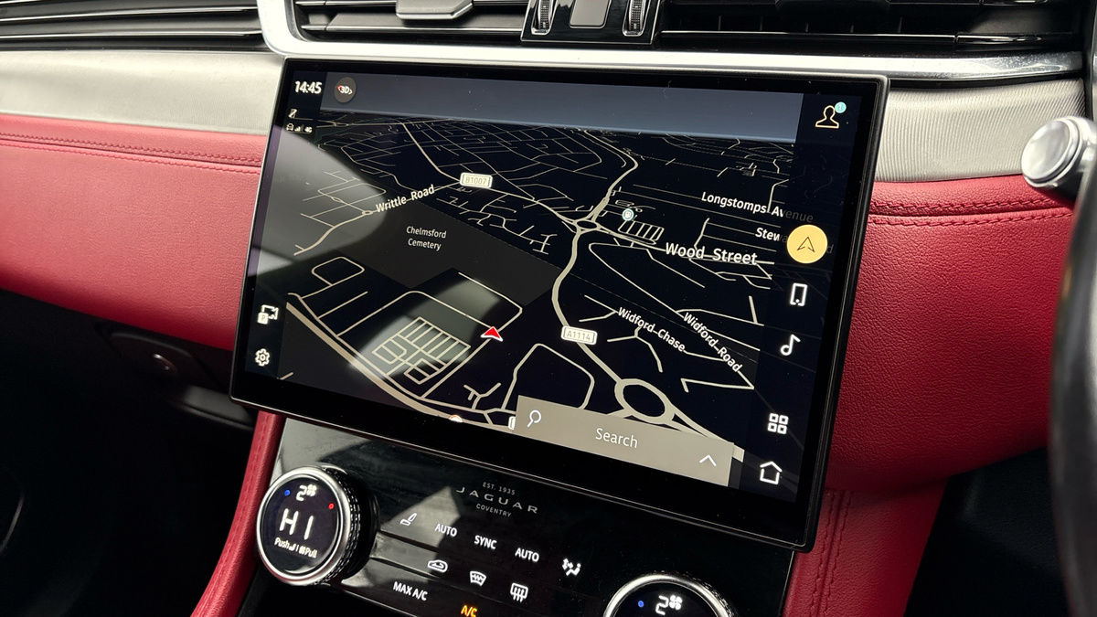 Jaguar F-PACE Image 17