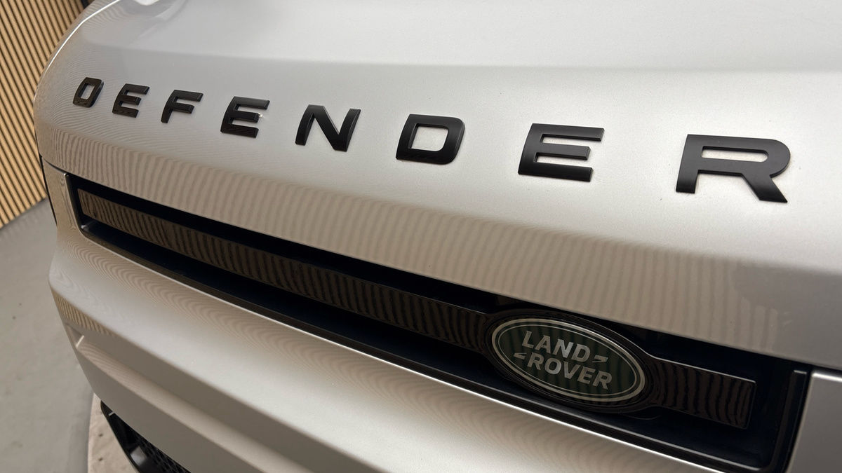 Land Rover Defender 110 Image 24