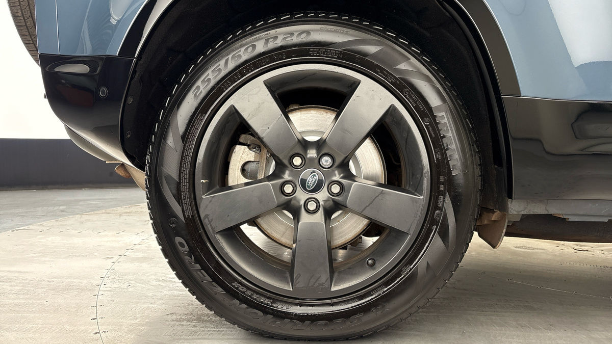 Land Rover Defender 110 Image 10