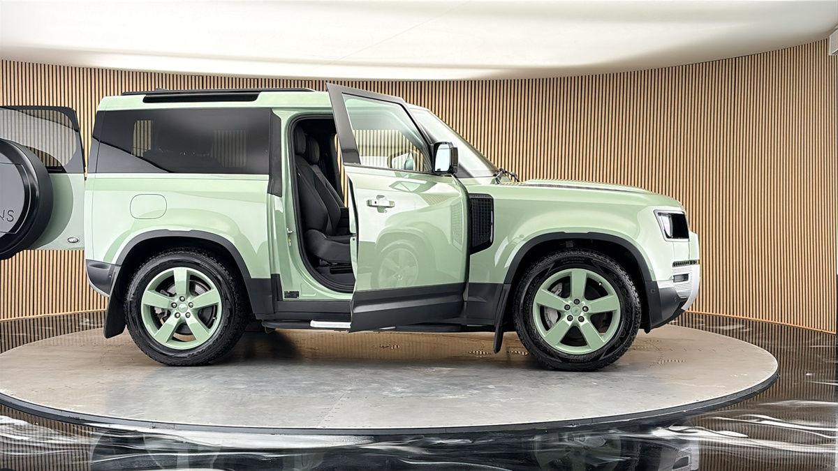 More views of Land Rover Defender 90
