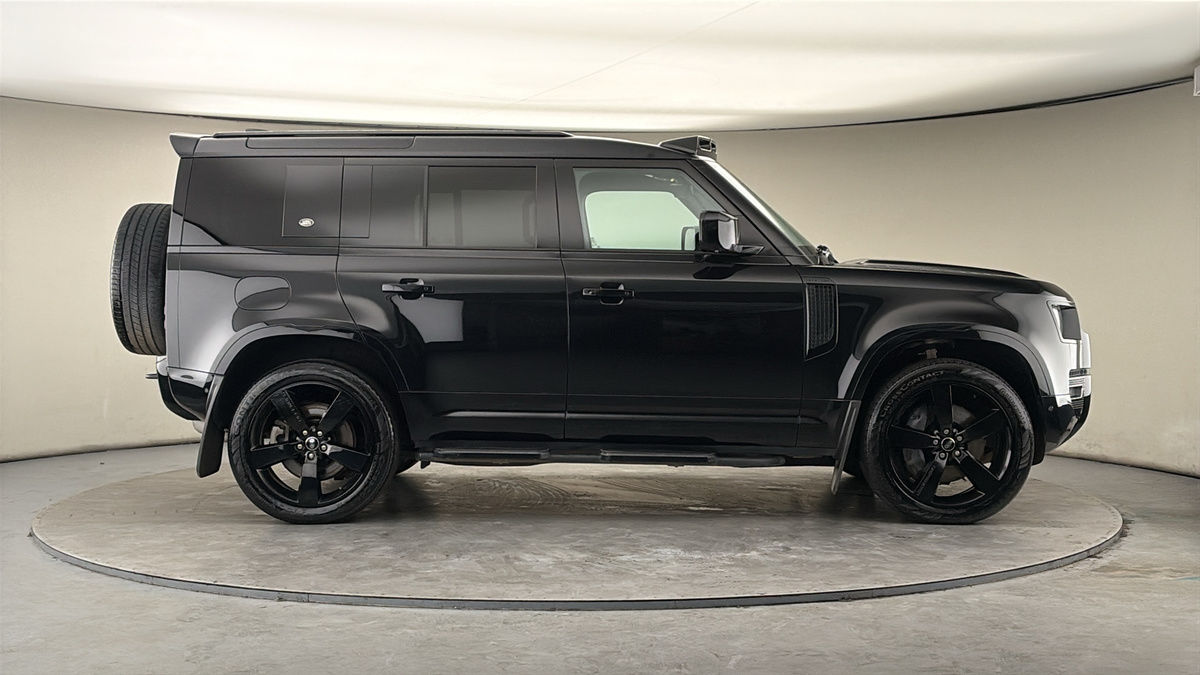 Land Rover Defender 110 Image 16