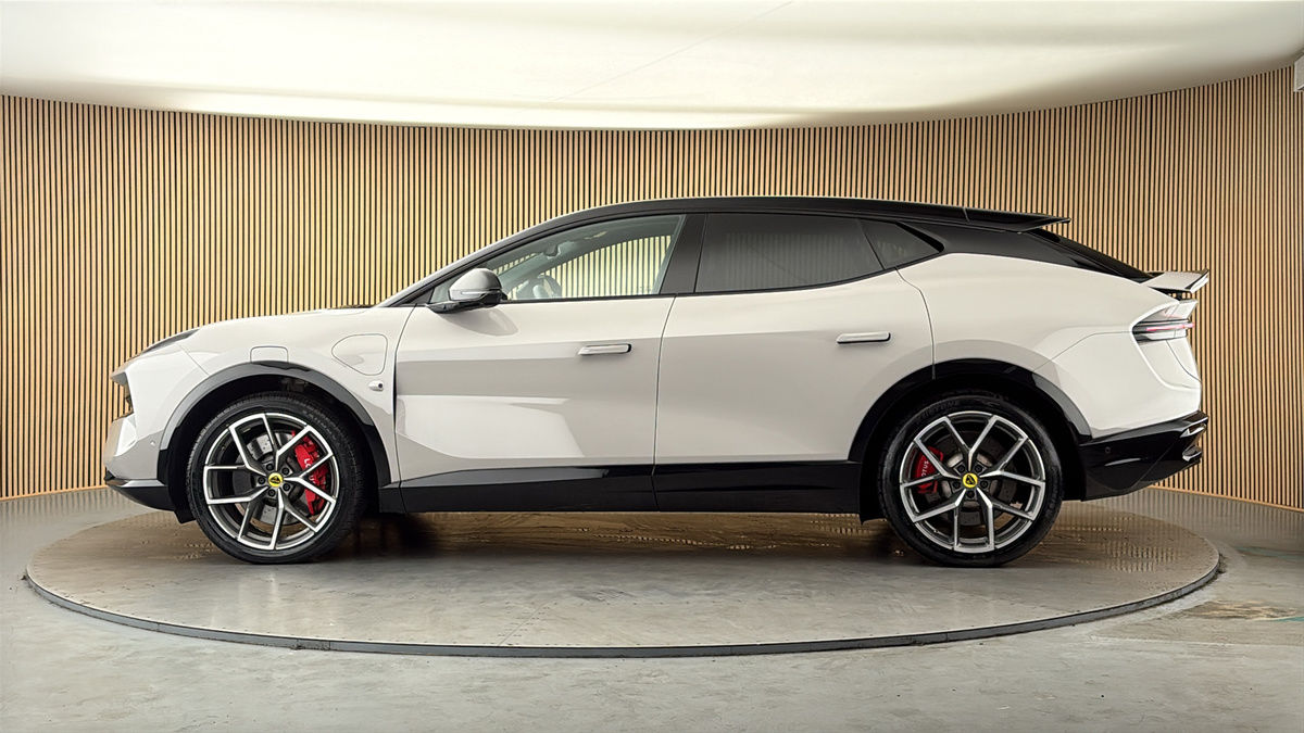 More views of Lotus Eletre