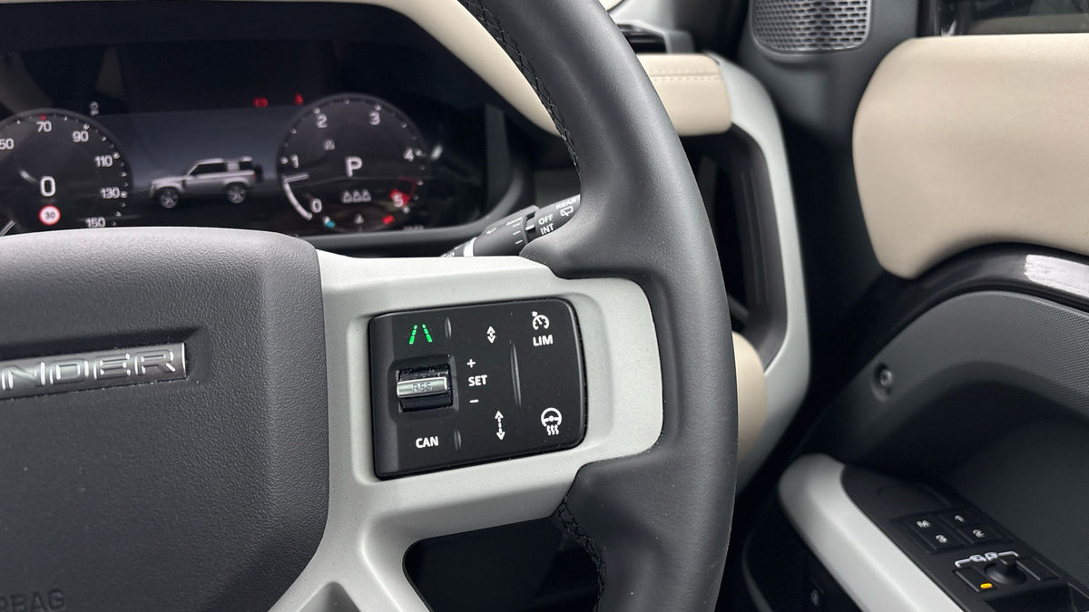 Land Rover Defender 90 Image 14