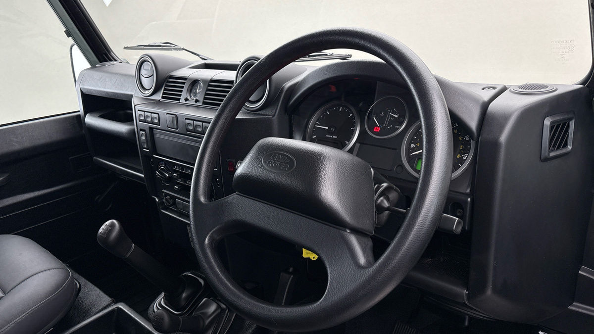 Land Rover Defender 110 Image 5