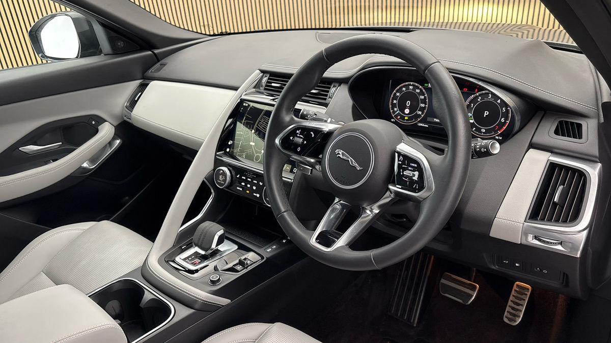 Jaguar E-PACE Image 5