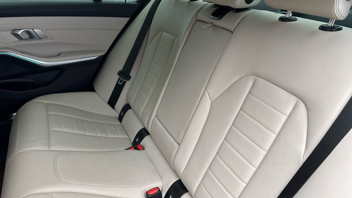 BMW 3 Series Image 8
