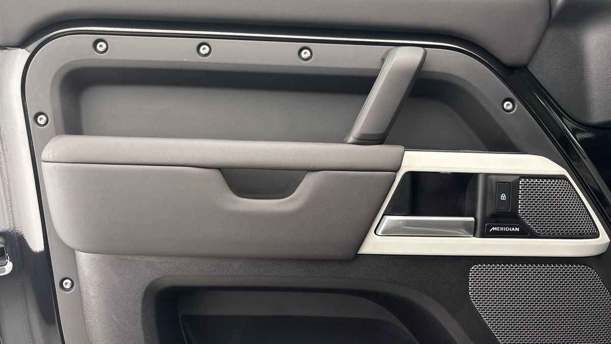 Land Rover Defender 110 Urban Image 31