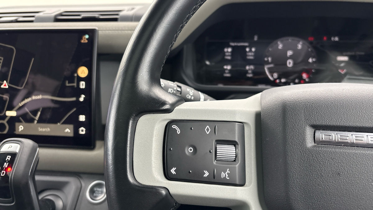 Land Rover Defender 110 Image 13