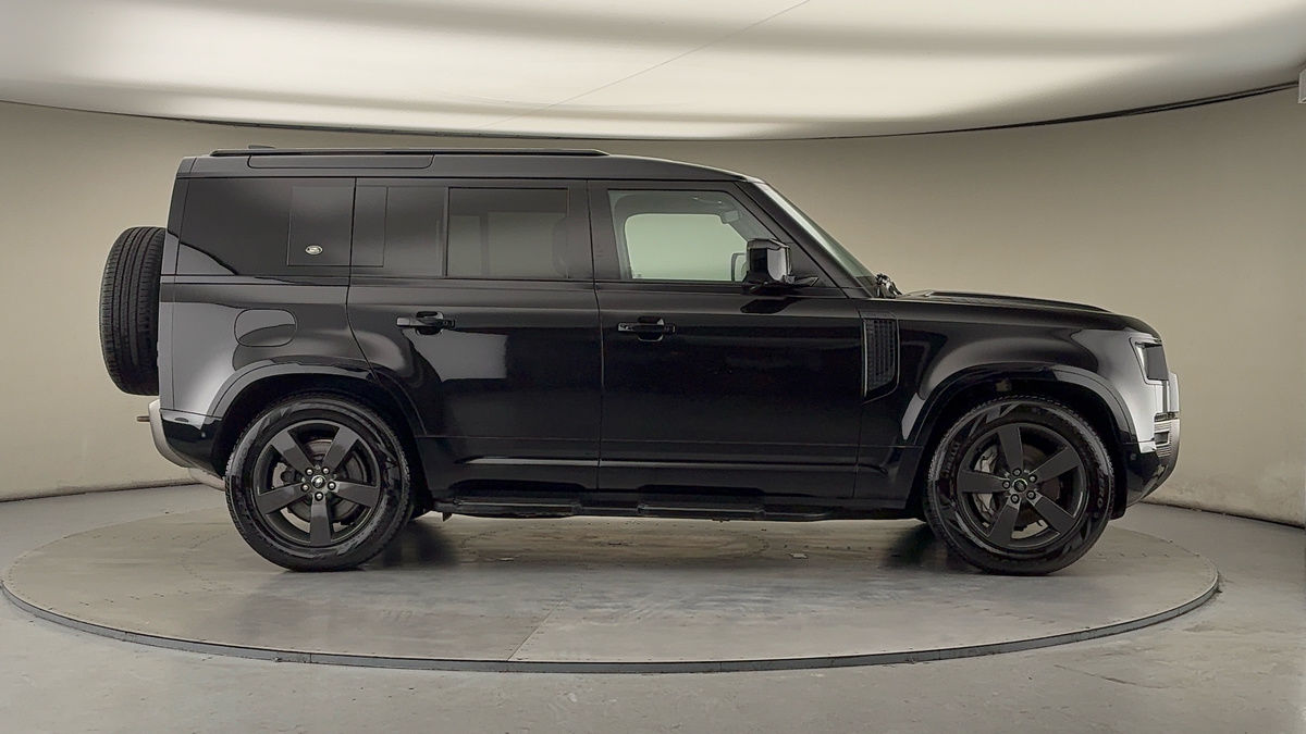 Land Rover Defender 110 Image 16