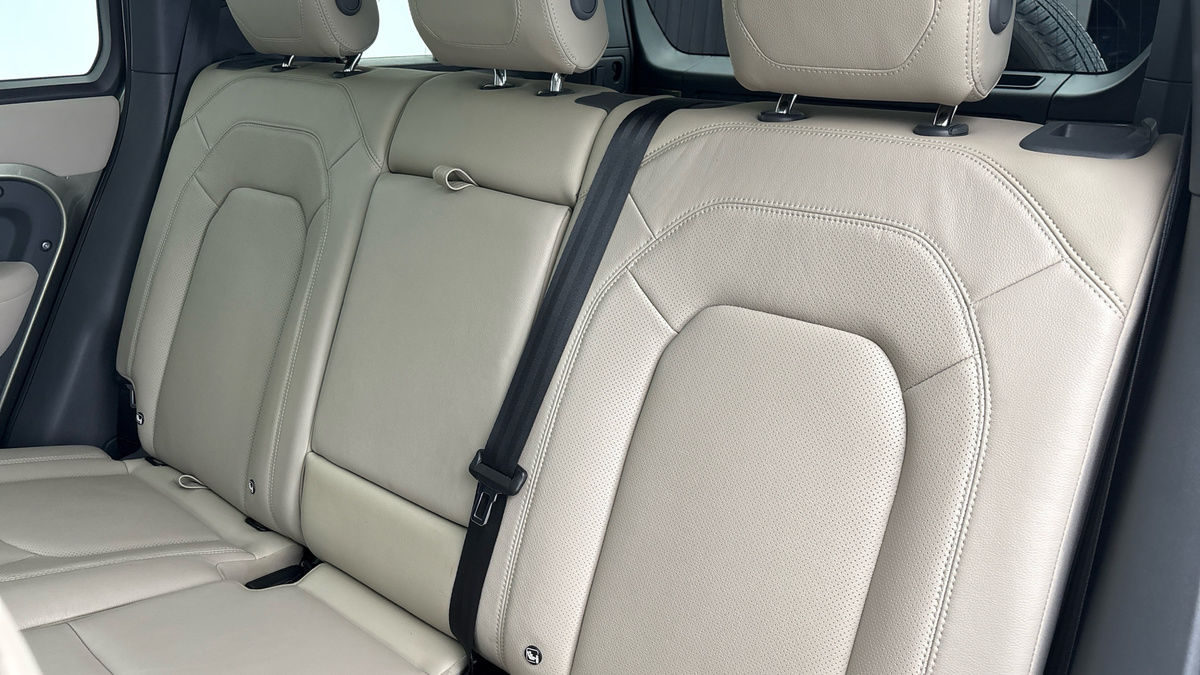 Land Rover Defender 110 Image 8