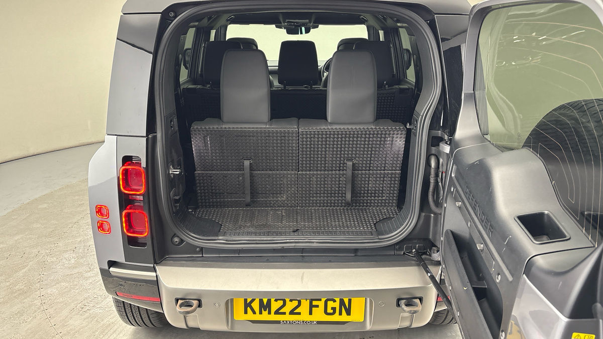 Land Rover Defender 110 Image 11