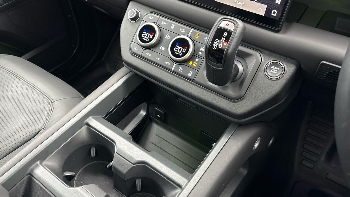 Land Rover Defender 110 Image 18