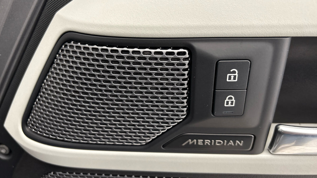 Land Rover Defender 110 Image 27