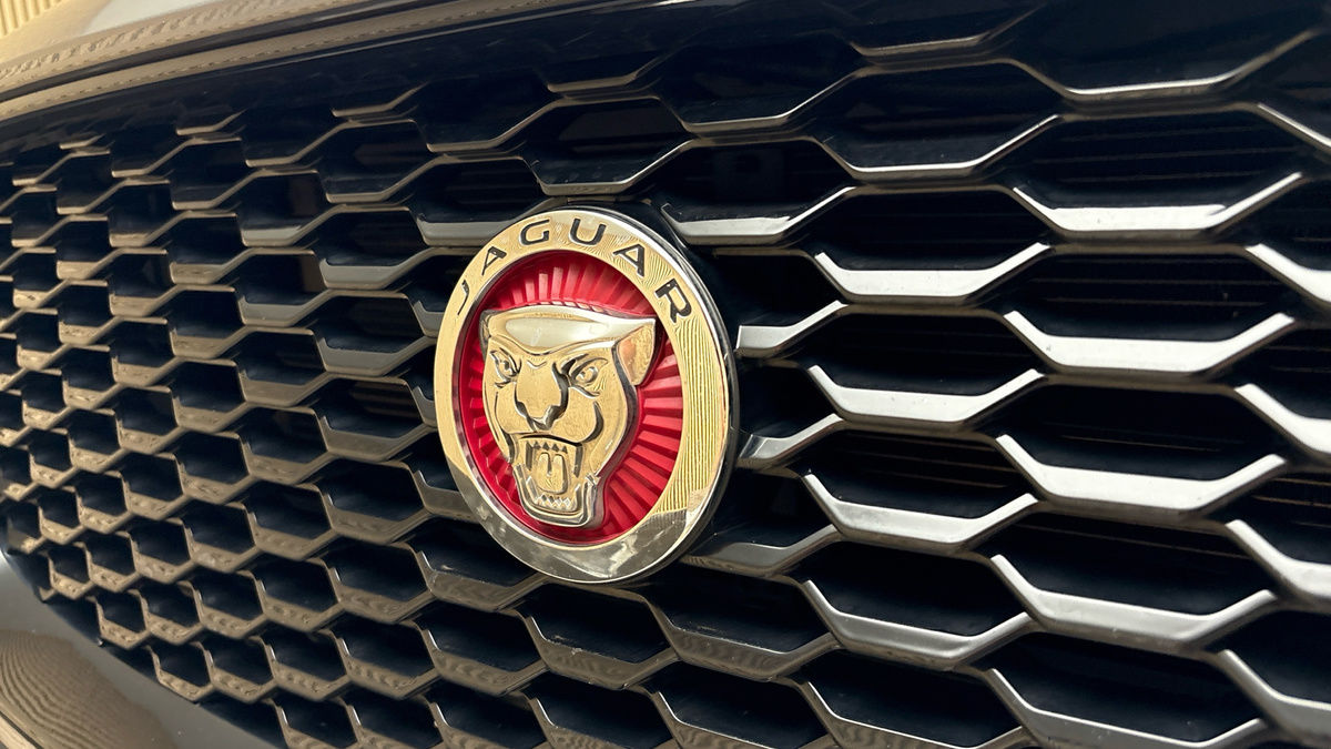 Jaguar E-PACE Image 24