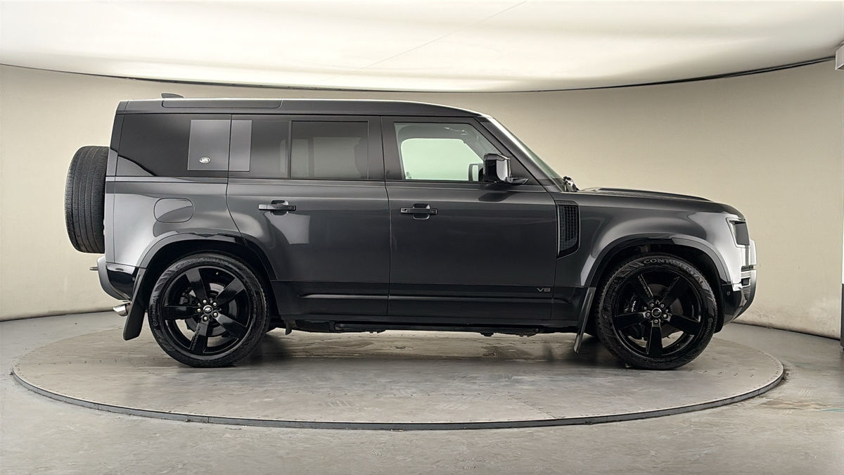 Land Rover Defender 110 Image 32