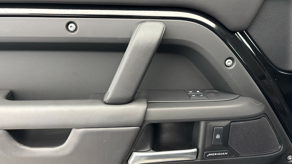 Land Rover Defender 110 Urban Image 19