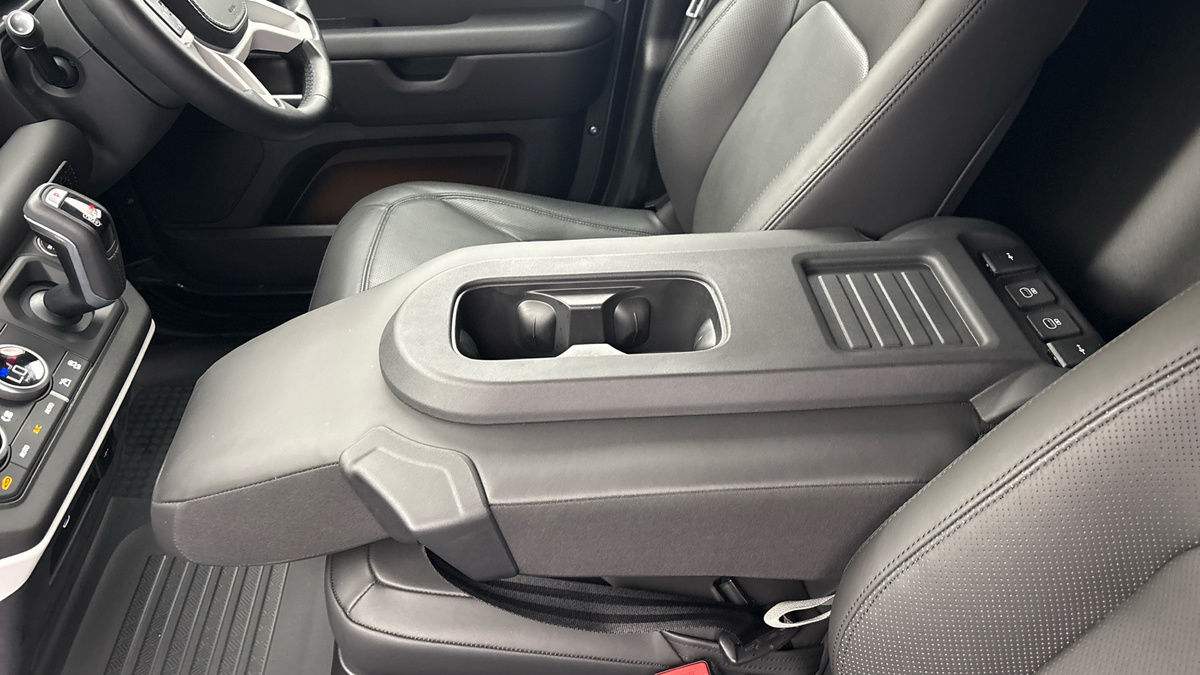 Land Rover Defender 110 Image 9
