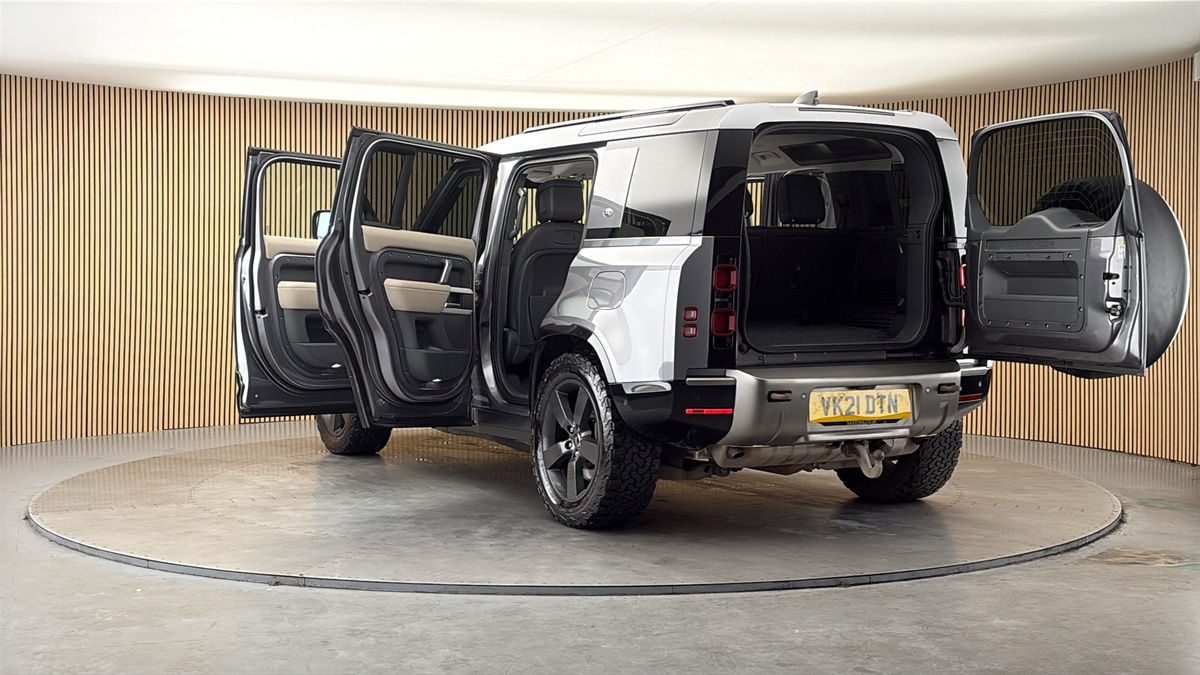 Land Rover Defender 110 Image 23