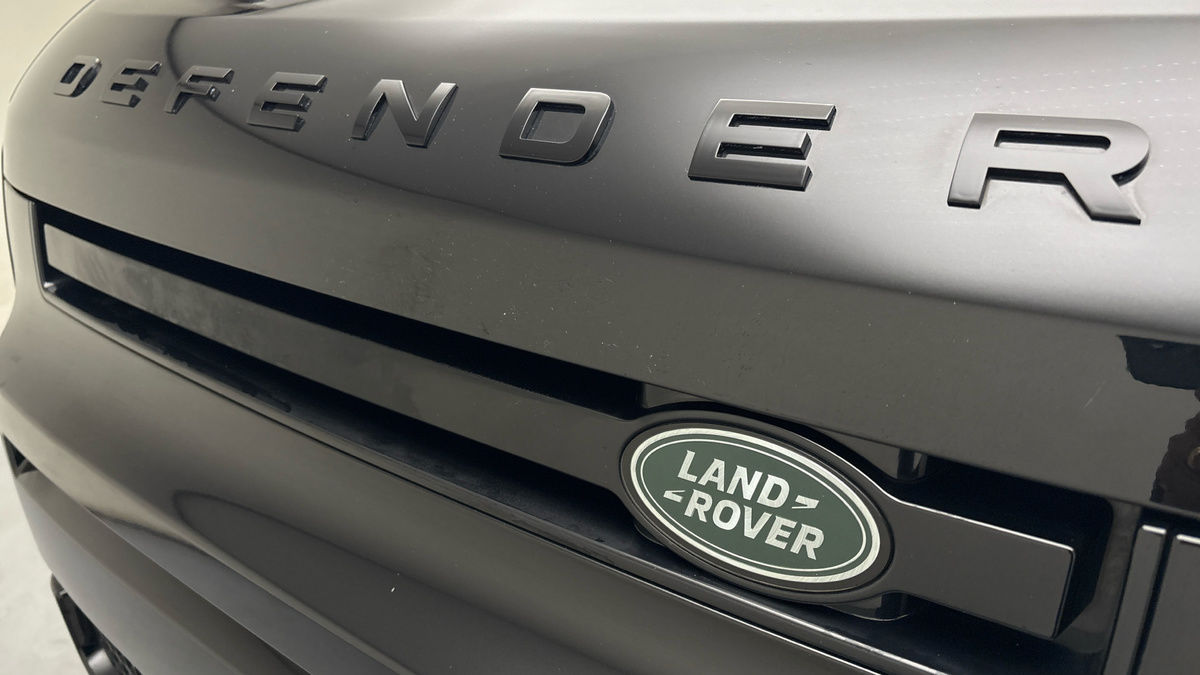 Land Rover Defender 110 Image 24