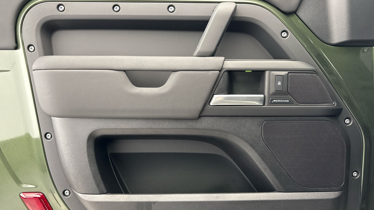 Land Rover Defender 90 Urban Image 19