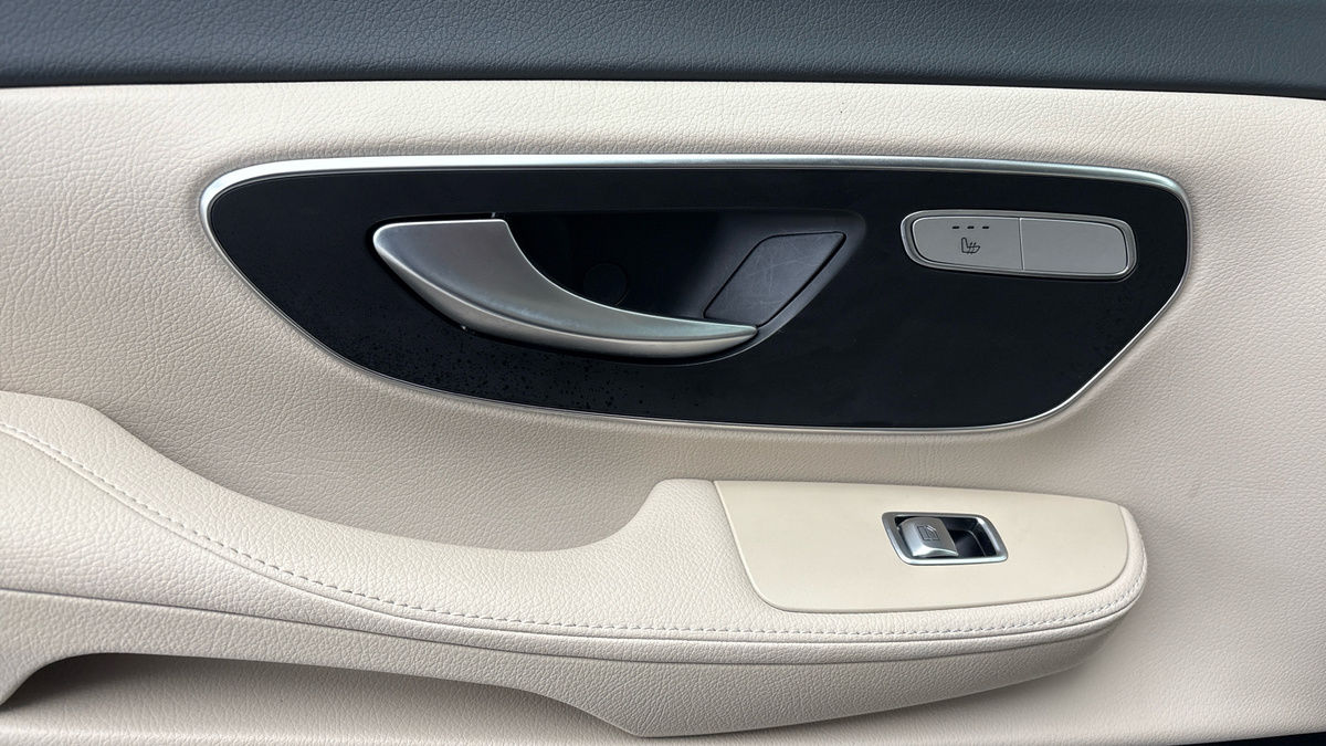 Mercedes-Benz V Class Image 19