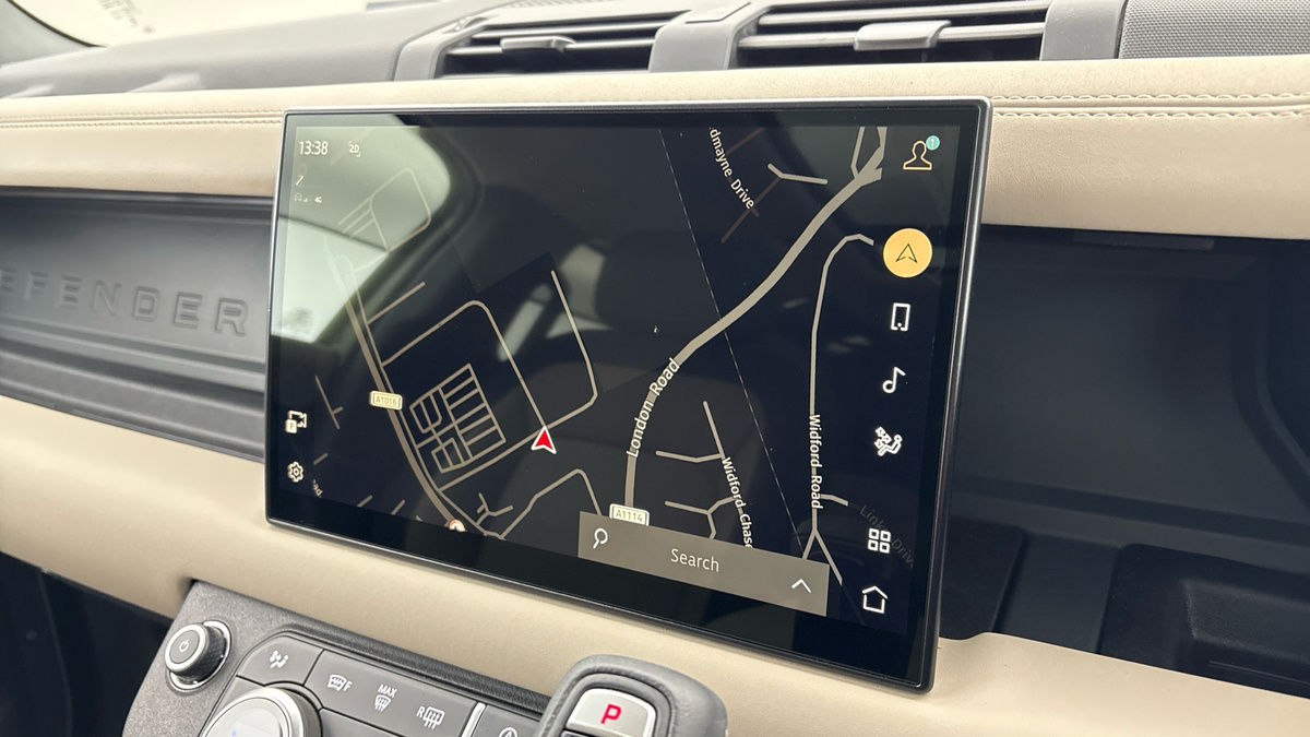 Land Rover Defender 110 Image 17