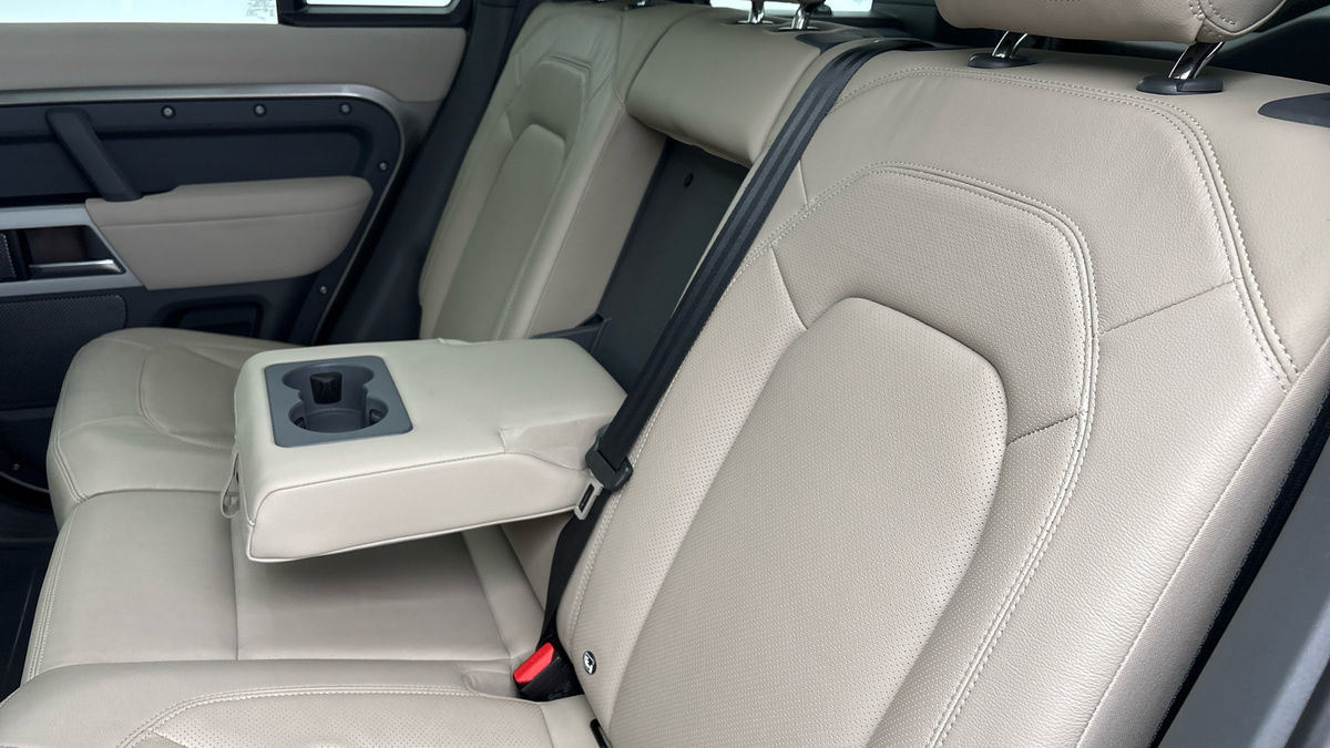 Land Rover Defender 110 Image 9