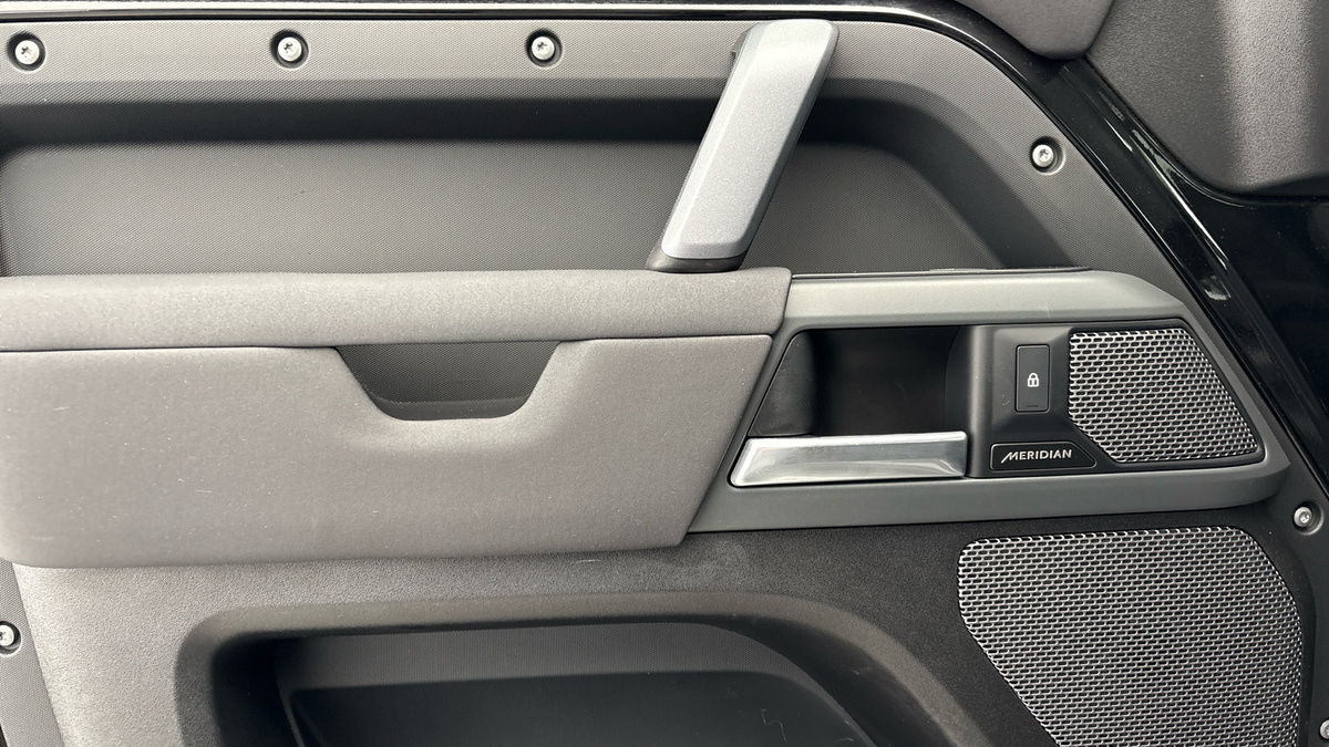 Land Rover Defender 110 Image 19