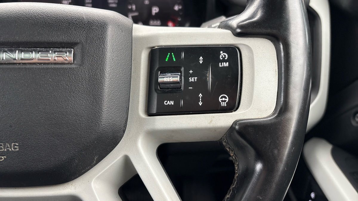 Land Rover Defender 110 Image 14