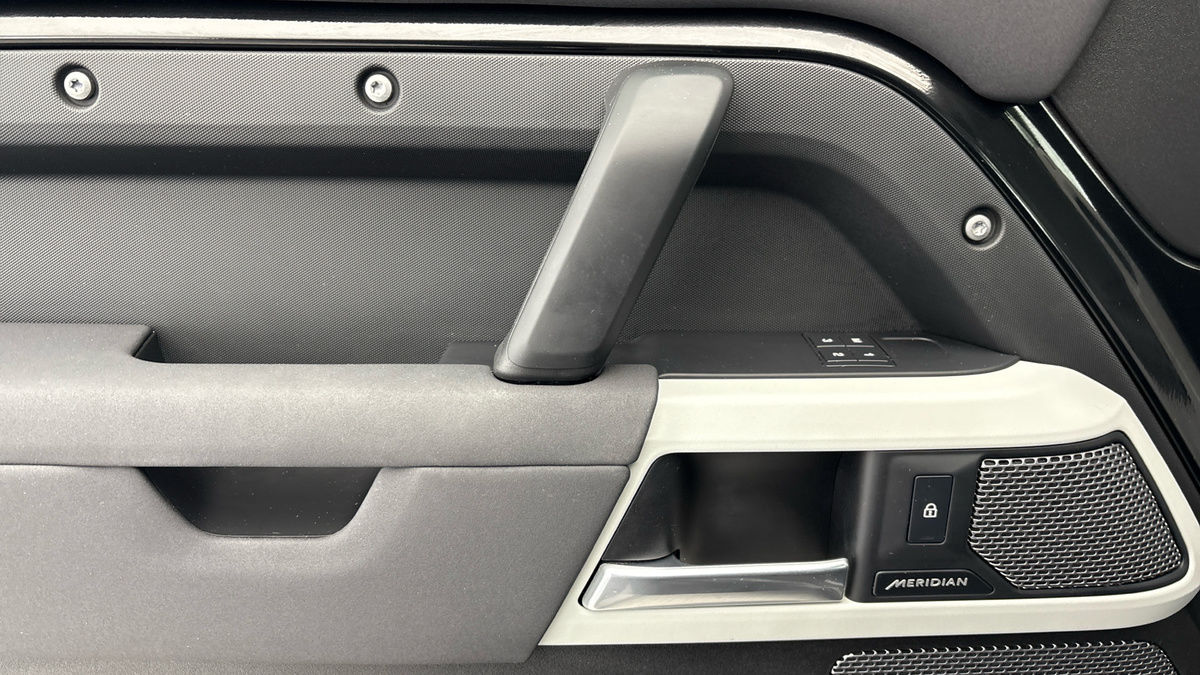 Land Rover Defender 110 Image 19