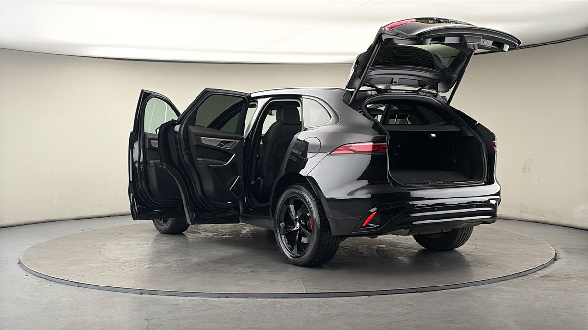 Jaguar F-PACE Image 23