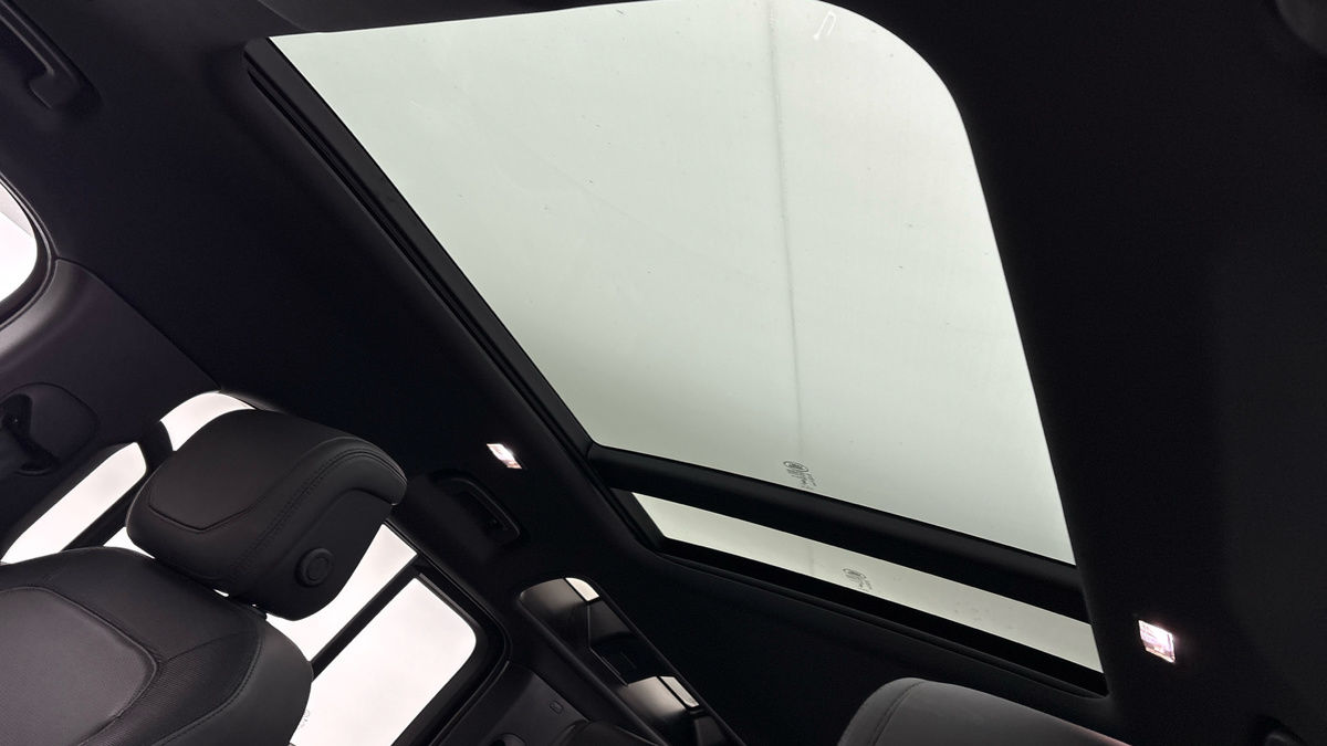 Land Rover Defender 110 Image 6