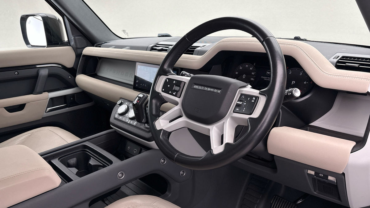 Land Rover Defender 110 Image 5