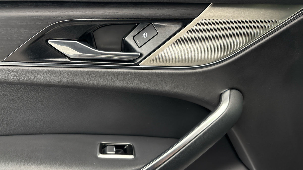 Jaguar F-PACE Image 19