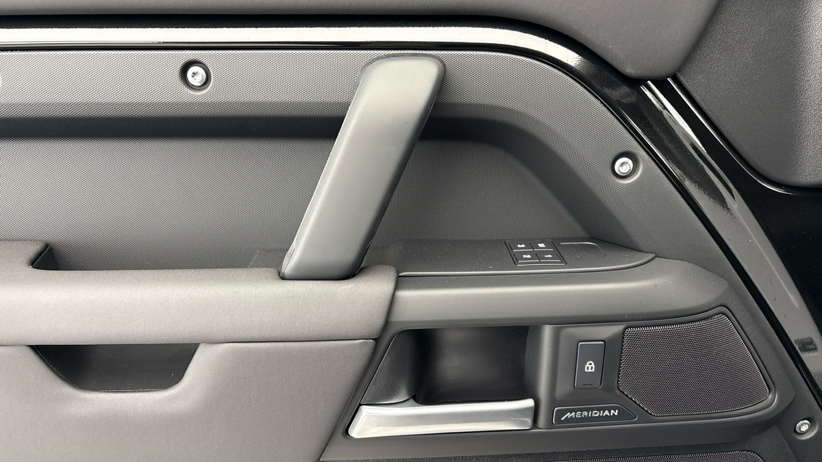 Land Rover Defender 110 Image 19