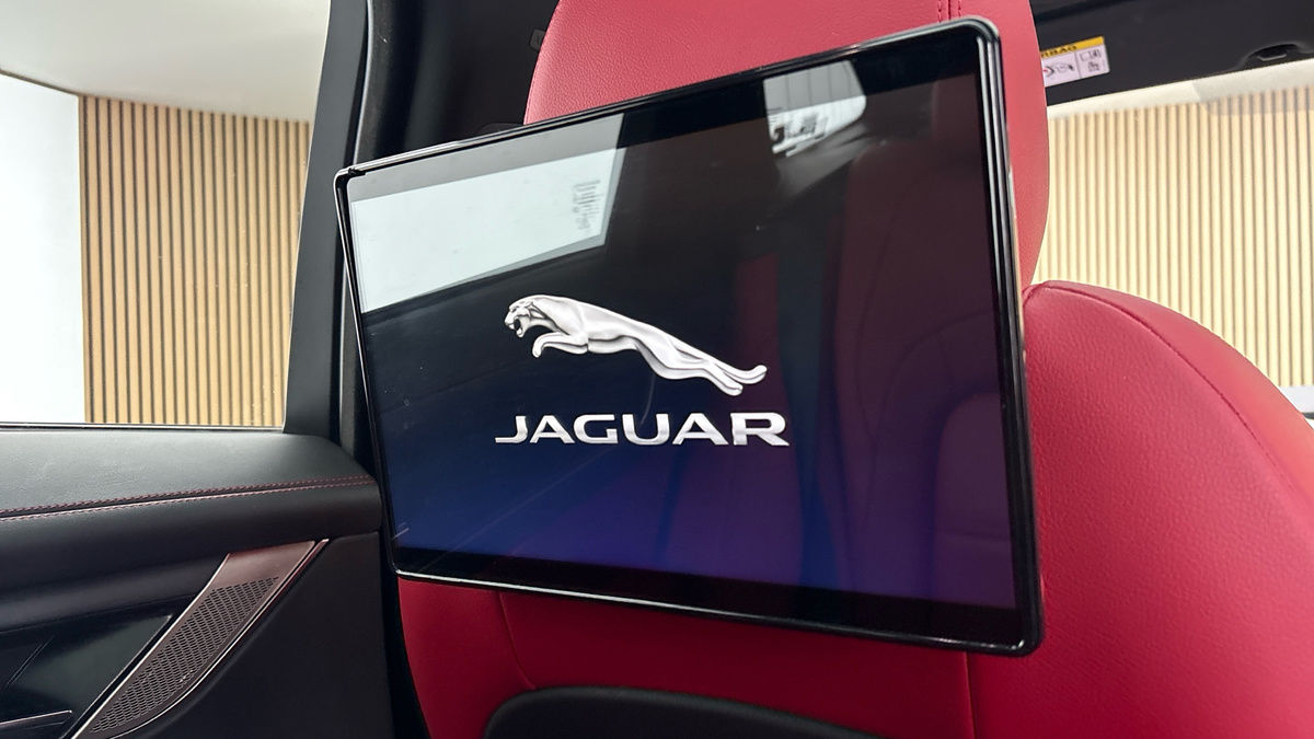 Jaguar F-PACE Image 26