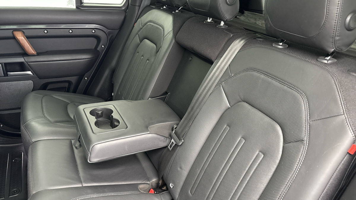 Land Rover Defender 110 Image 9