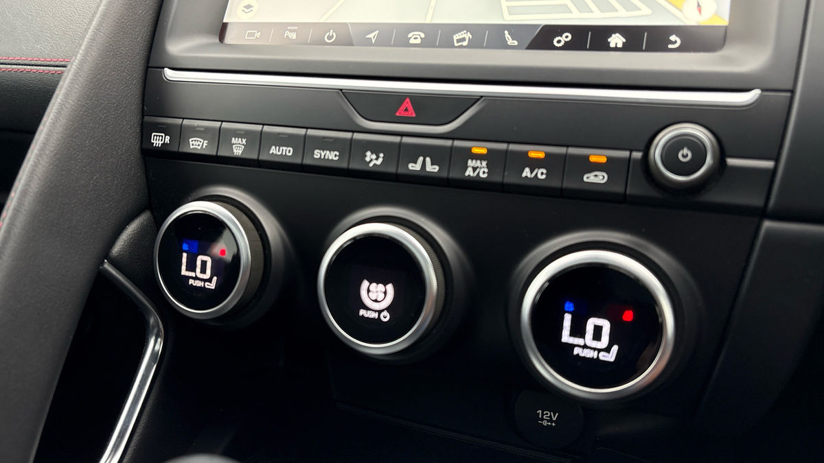 Jaguar E-PACE Image 25