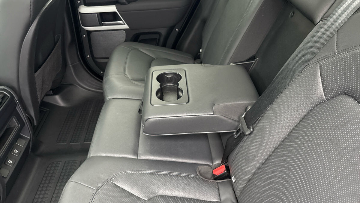 Land Rover Defender 110 Image 9