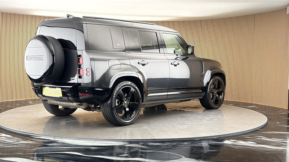 Land Rover Defender 110 Image 21