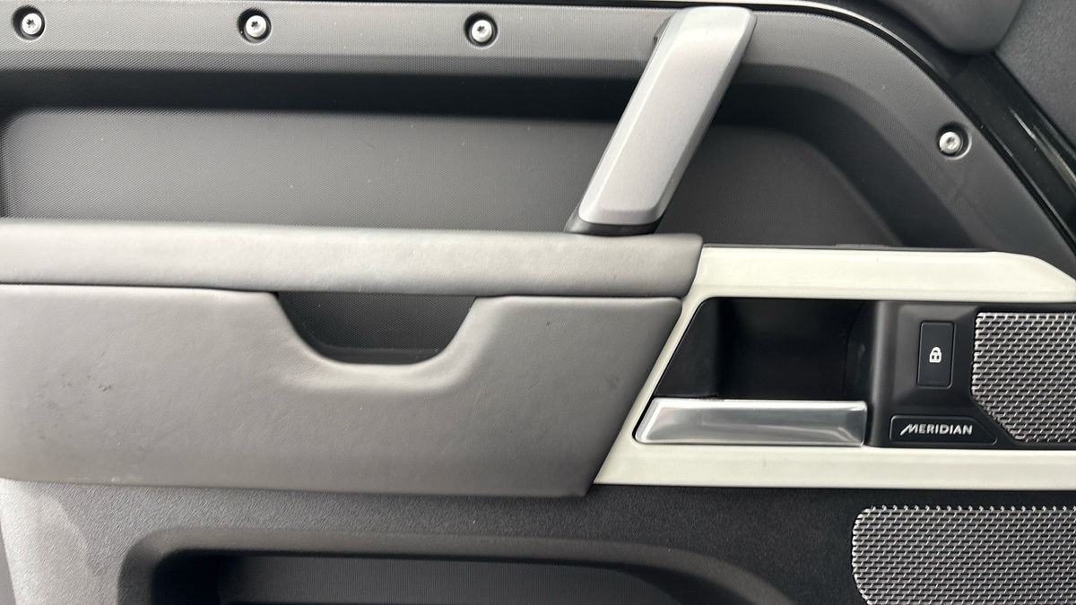 Land Rover Defender 110 Image 19