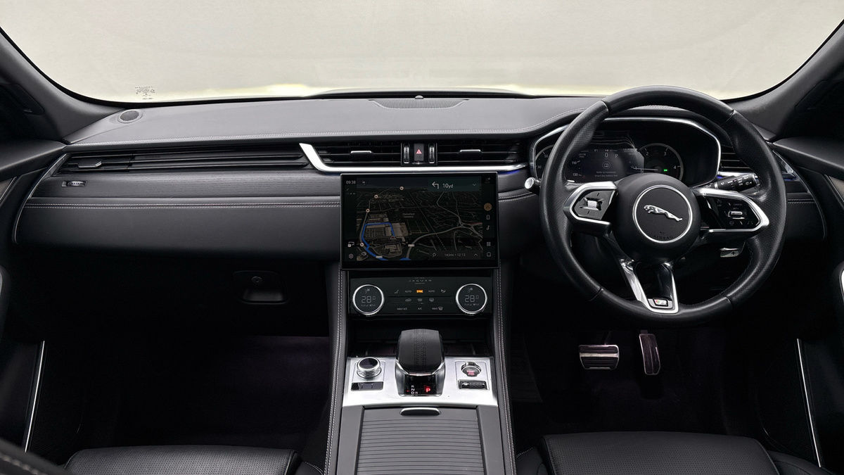 Jaguar F-PACE Image 12