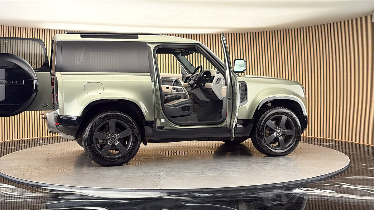 More views of Land Rover Defender 90