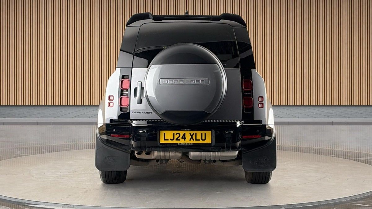 Land Rover Defender 110 Image 4