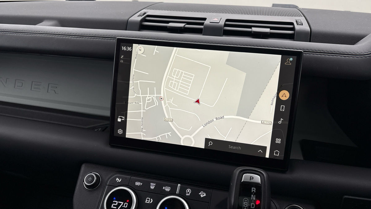 Land Rover Defender 110 Image 17