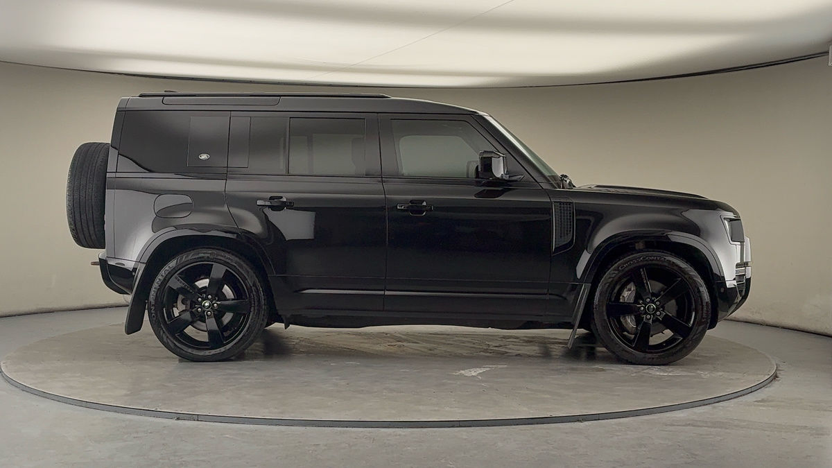 Land Rover Defender 110 Image 16