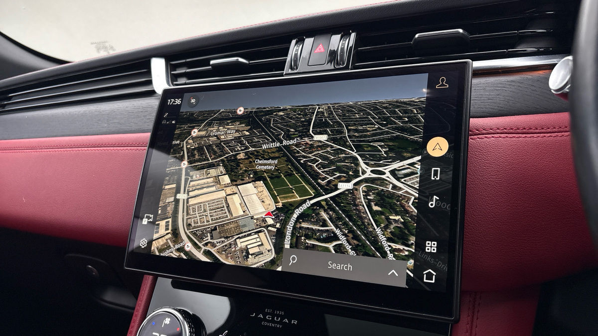 Jaguar F-PACE Image 17