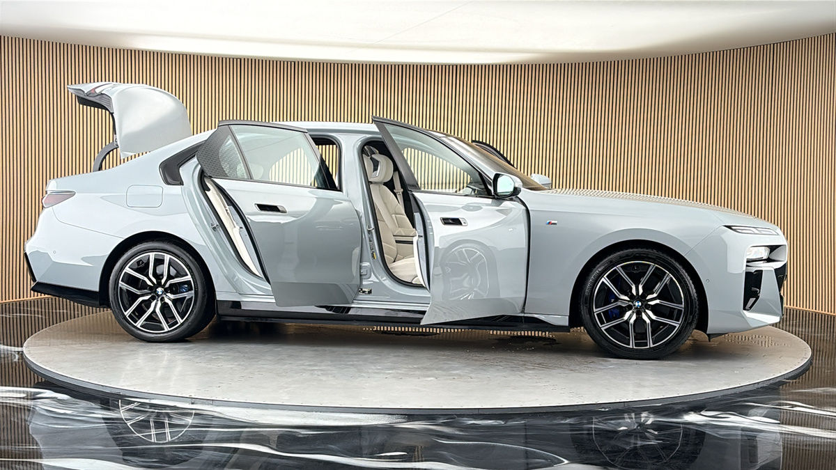 More views of BMW i7